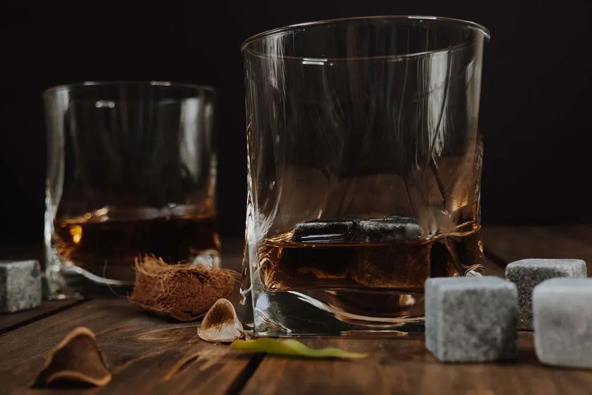 Đá Whisky Là Gì? Bí Ẩn Đằng Sau Những Viên Đá Không Tan