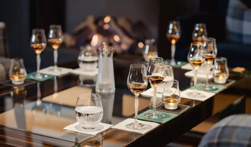 Tại Sao Các Nhà Hàng Sang Trọng Lại Ưa Chuộng Rượu Whisky?