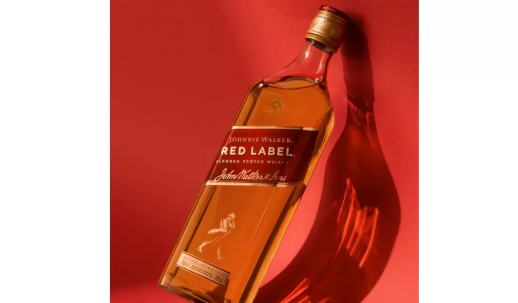 Red Label – Loại Whisky Dạy Thế Giới Cách Uống Rượu Scotch