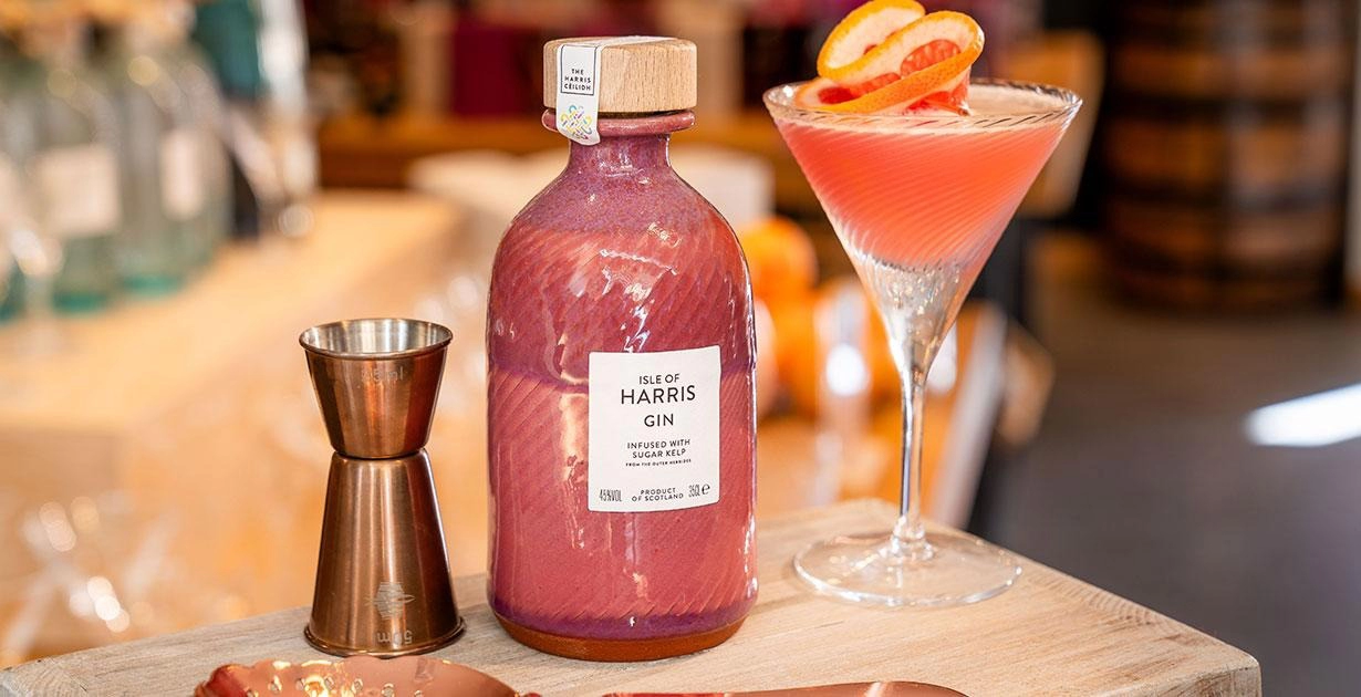 Rượu Gin Isle of Harris Ra Mắt Chai Gốm Hồng Phiên Bản Mùa Hè