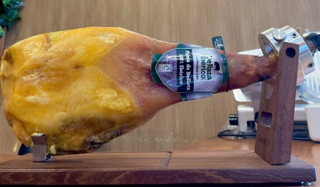 Deraza Iberico Bellota Thuần Chủng 100% Đùi Trước Có Xương Chất Lượng