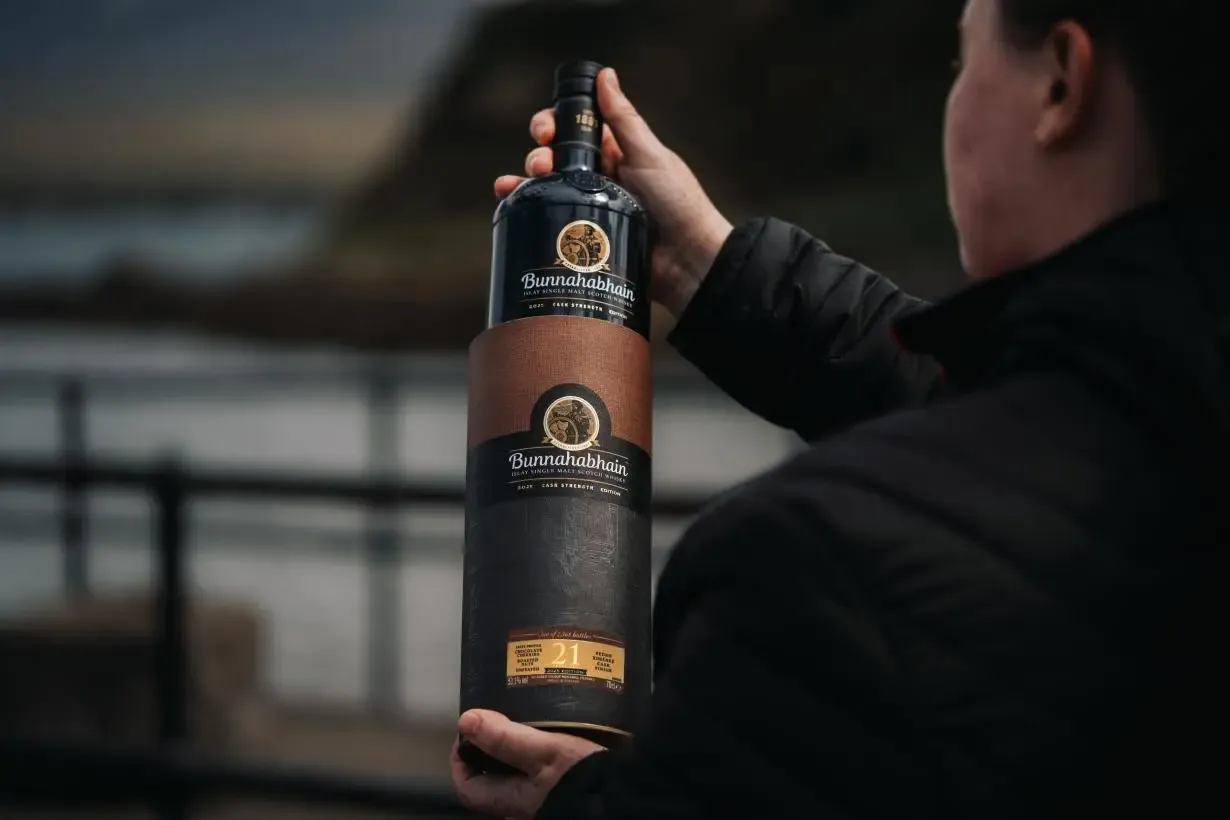 Bunnahabhain Ra Mắt Phiên Bản 21 Năm Tuổi Cask Strength
